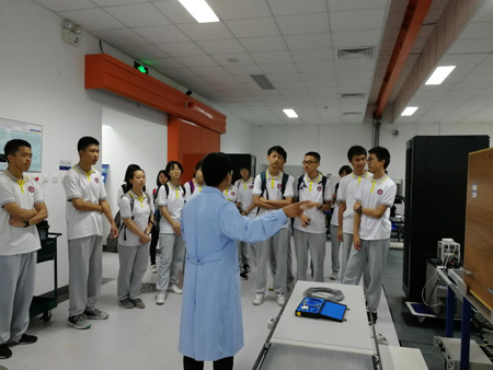 图2  参观医用加速器实验室