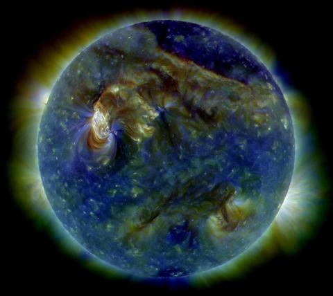 太阳动力学天文台于2010年8月1日拍摄的太阳极紫外线合成图像（红：21.1 nm，绿：19.3 nm，蓝：17.1 nm），显示太阳耀斑和日冕物质抛射。图片来源：NASA 
